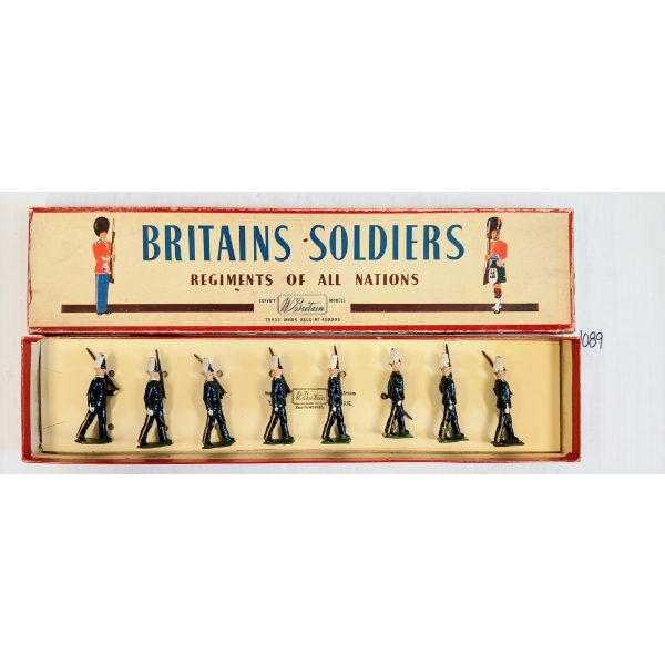 BRITAINS SOLDIERS LEAD FIGURES - NO. 2035 SVEA LIVGARDE 