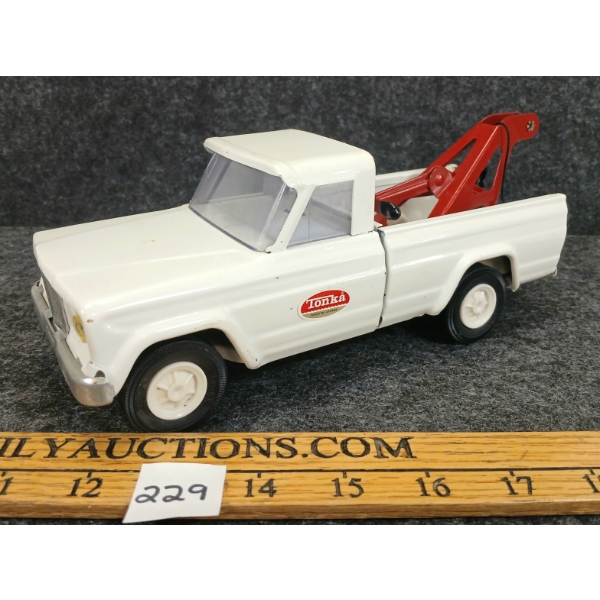 TONKA PRESSED STEEL JEEP WRECKER