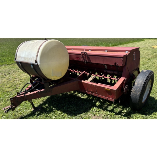 INTERNATIONAL 5100 SEED DRILL W/ GRASS & LIQUID FERT
