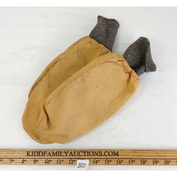 PAIR OF WWII CDN COTTON LINED MITTENS
