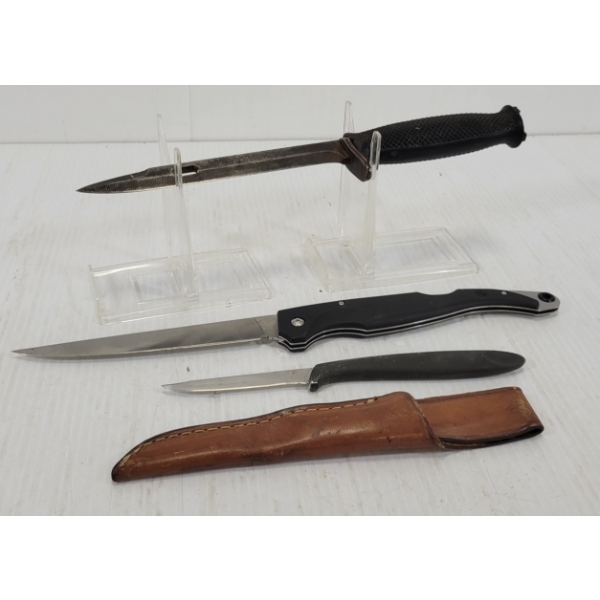 LOT OF 3 - MISC HUNTING KNIVES - INCL GERBER