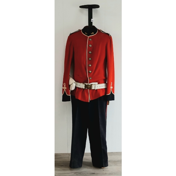 CIRCA 1885 SCARLET TUNIC W/ SNIDER ENFIELD BAYONET & SCABBARD, ETC - ON MANNEQUIN