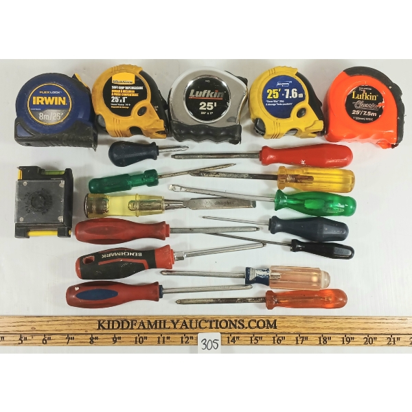 JOB LOT - MEASURING TAPES, LEVEL, CHISEL, SCREWDRIVERS, ETC