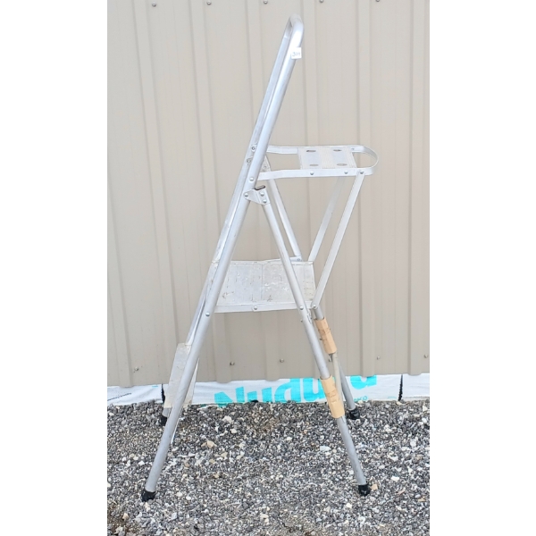 ALUMINUM PAINTER STEP LADDER