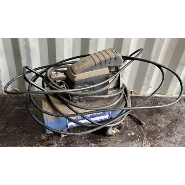 CAMPBELL HAUSFIELD AIR COMPRESSOR 8GALS