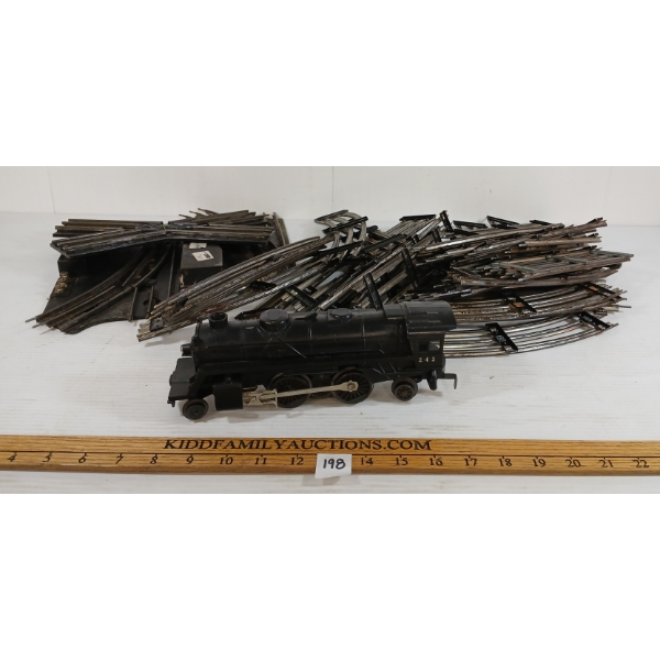 JOB LOT - LIONEL CO. TRAIN W/ TRACKS