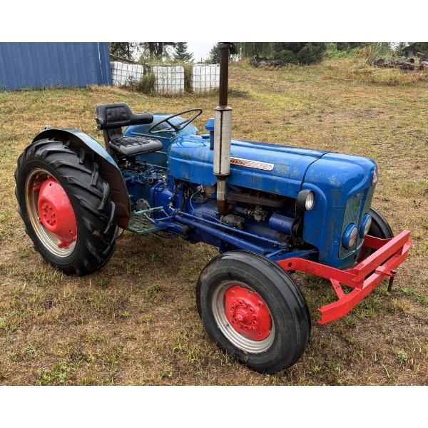 FORDSON DEXTA MODEL TRACTOR - GAS - 12.4 - 28 REARS
