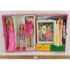 Image 2 : 1968 MATTEL THE WORLD OF BARBIE DOLL TRUNK W/ ACCESS