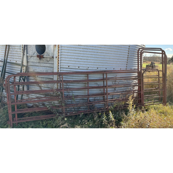 14 FOOT FARM GATE W/ 4 FOOT MAN GATE