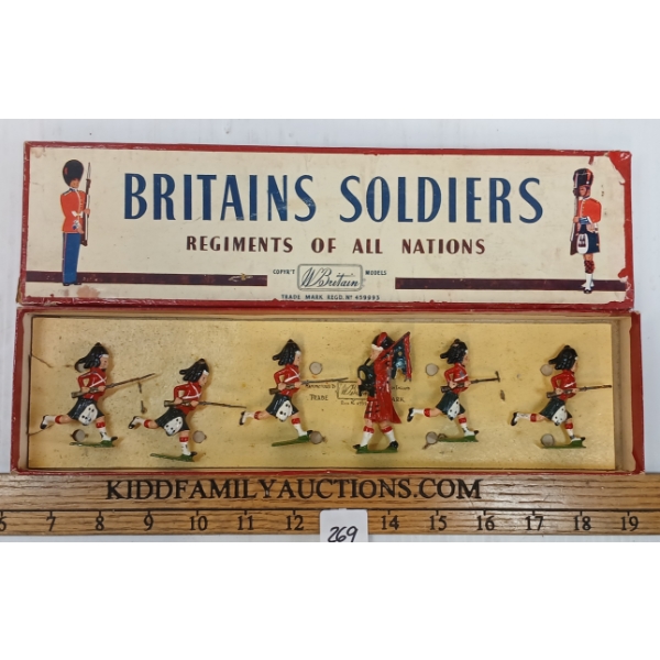 BRITAINS SOLDIERS LEAD FIGURES - NO. 11 THE ROYAL HIGHLANDERS BLACK WATCH