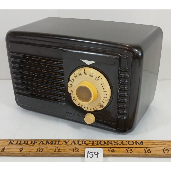 GENERAL ELECTRIC BROADCAST AC-DC RECEIVER MODEL C404 - C. MID 1940'S
