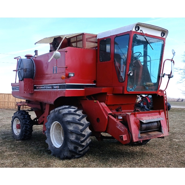 INTERNATIONAL 1440 COMBINE W/ 16 FT STRAIGHT HEAD AND PICKUP HEAD