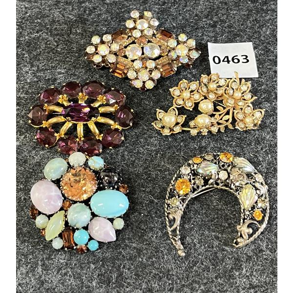 LOT OF 5 - GEMSTONE BROOCHES - INCL AMBER & AMETHYST