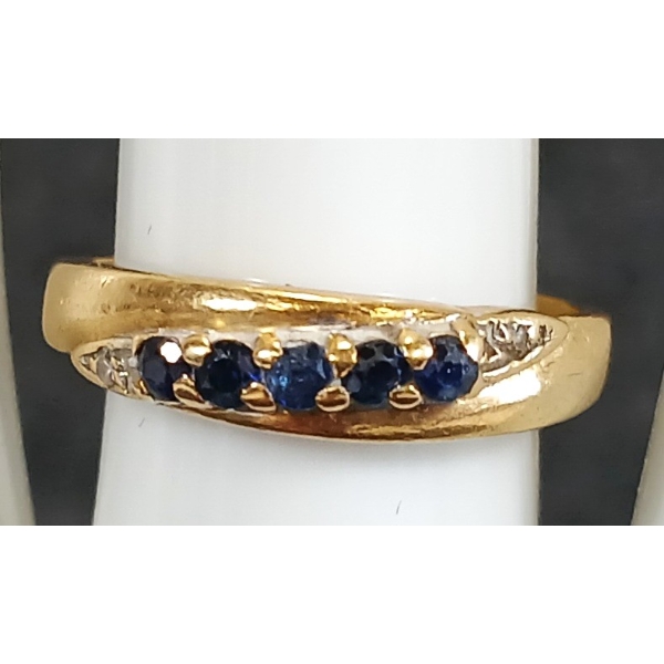 LADIES' GOLD SAPPHIRE DIAMOND DINNER RING