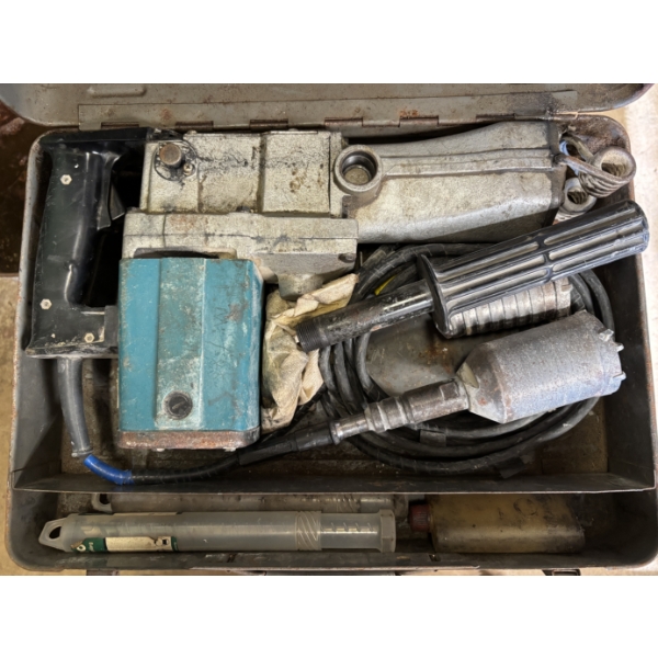 MAKITA HAMMER DRILL W / EXTRA BITS - HD