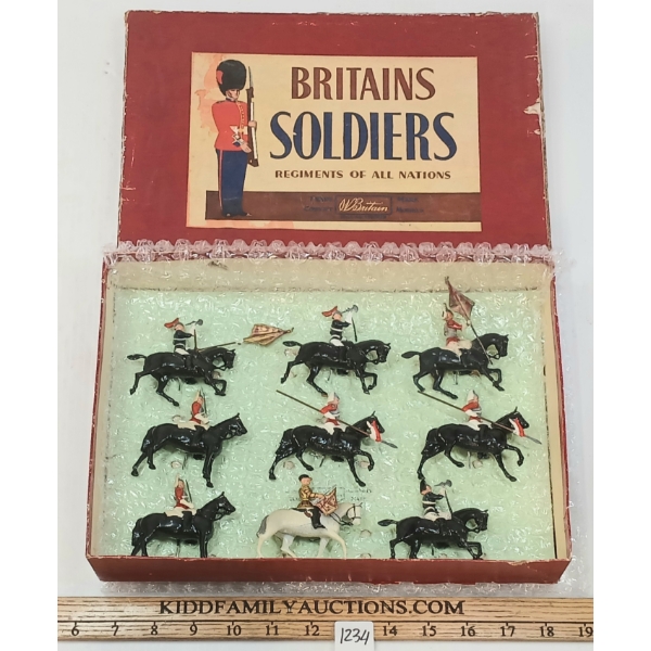 BRITAINS SOLDIERS LEAD FIGURES - NO. 2067 THE SOVEREIGN'S STANDARD