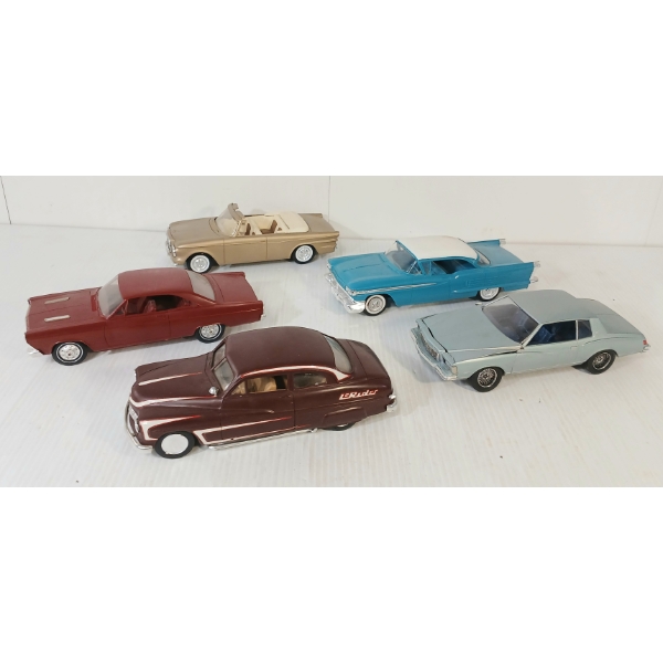 LOT OF 5 - PLASTIC CAR MODELS - 1958 OLDSMOBILE, 1962 STUDEBAKER, 1966 FAIRLANE, ETC