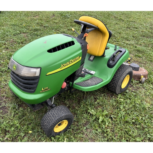 JOHN DEERE LAWN TRACTOR MODEL L111