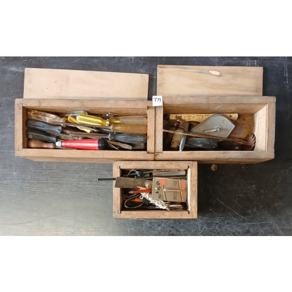 JOB LOT - TOOLS & STORAGE BOXES - INCL ANTIQUE BRASS PLUMB BOB, CHALK LINE REEL, ETC