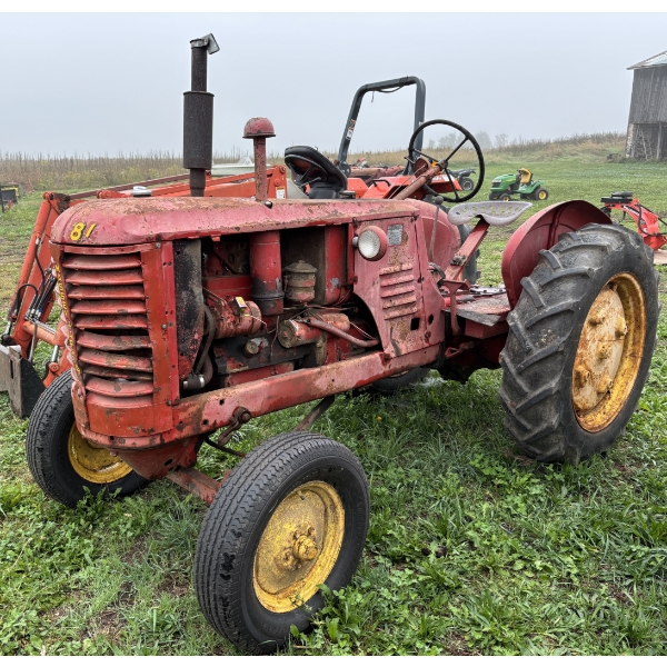 MASSEY HARRIS TRACTOR - MODEL 81 - RUNNING - 11.2 - 28 REARS