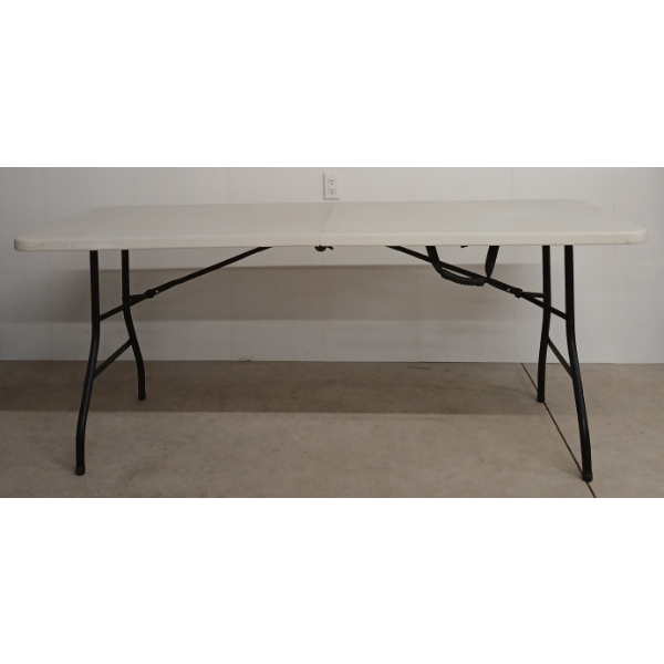 FOLDING TABLE