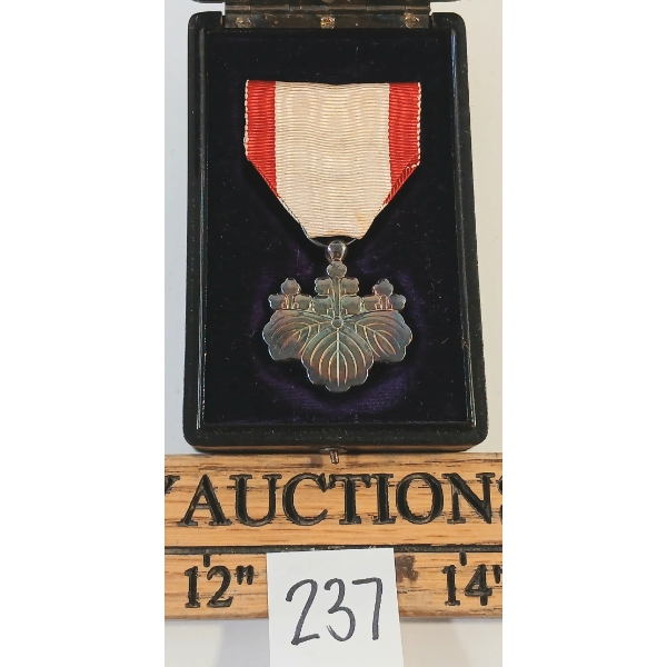 JAPANESE ORDER OF THE RISING SUN 8TH CLASS MEDAL W/ CASE