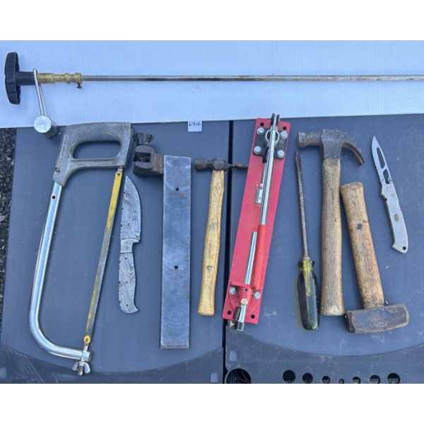 JOB LOT - MIXED HAND TOOLS INCL HAMMERS, HACKSAW, ETC
