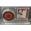 Image 2 : 1992 SCORE NHL TORONTO MAPLE LEAFS KENT MANDERVILLE HOCKEY CARD & PUCK - AUTOGRAPHED