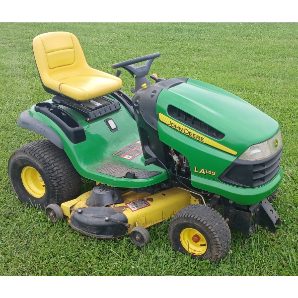 JOHN DEERE LA145 LAWN TRACTOR 172.4H - WORKING
