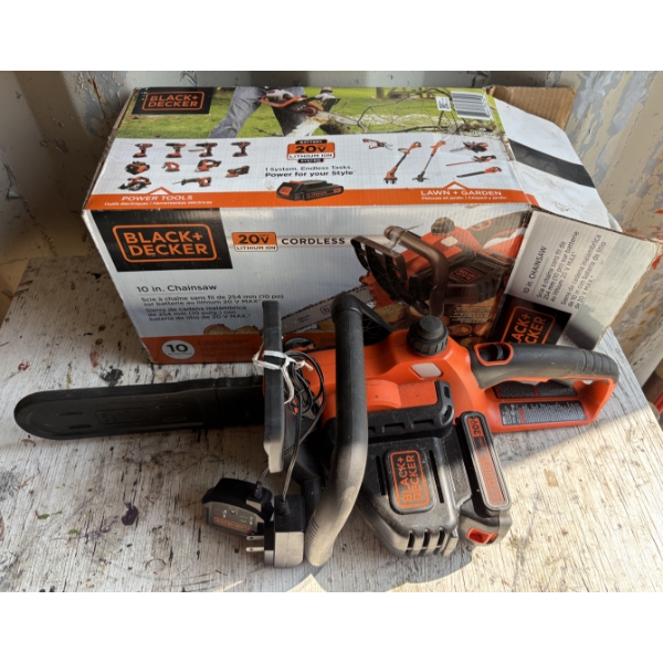 BLACK & DECKER ELEC CHAINSAW - 20v BATTERY - 10 IN BAR - WORKING