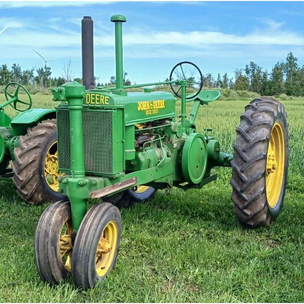 JOHN DEERE MODEL G TRACTOR - 1941 - HAND START