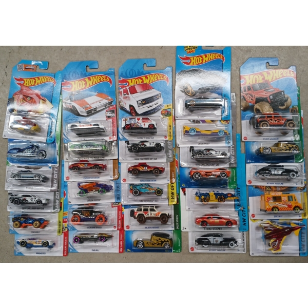 LOT OF 30 - HOTWHEELS - POISON ARROW, DODGE CHALLENGER DRIFT CAR, ETC 