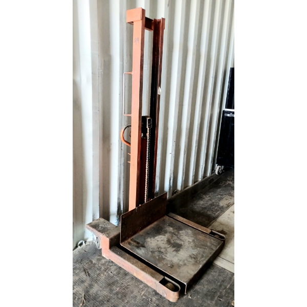 MAHAFFY MANUAL HYDRAULIC LIFT 