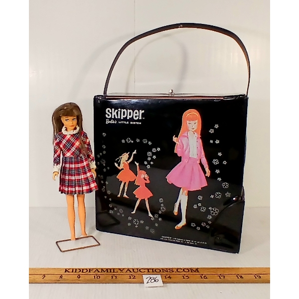 1963 BARBIE'S LITTLE SISTER SKIPPER SET - INCL DOLL, CLOTHES, FASHION BOOKS, ACCESSORIES, ETC