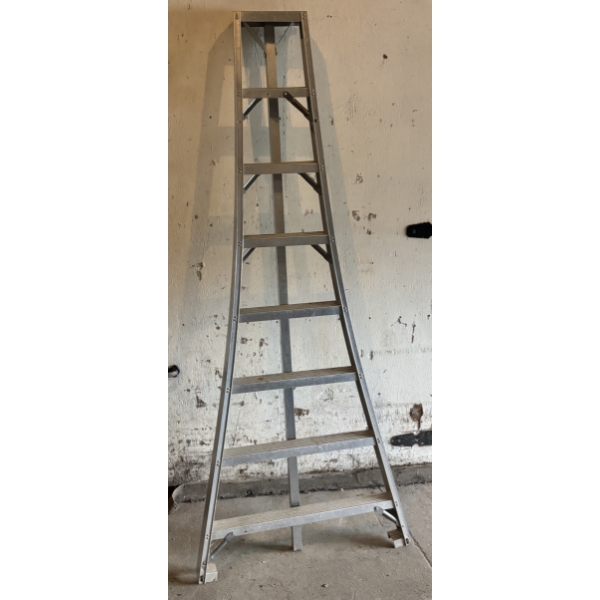 ALUM ORCHARD LADDER - WIDE BASE - 8 FOOT