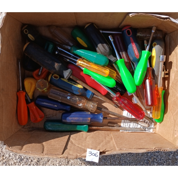 QTY OF SCREWDRIVERS - INCL FLAT, STAR, NUT DRIVER, ETC