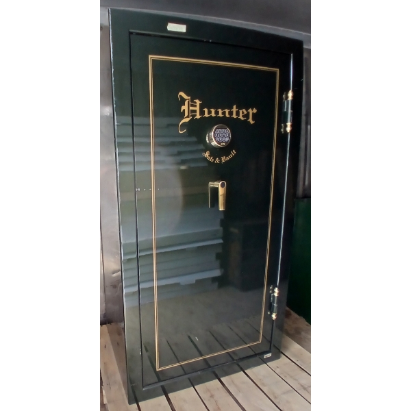 HUNTER GUN SAFE & VAULT CO - STORAGE W/ COMBO