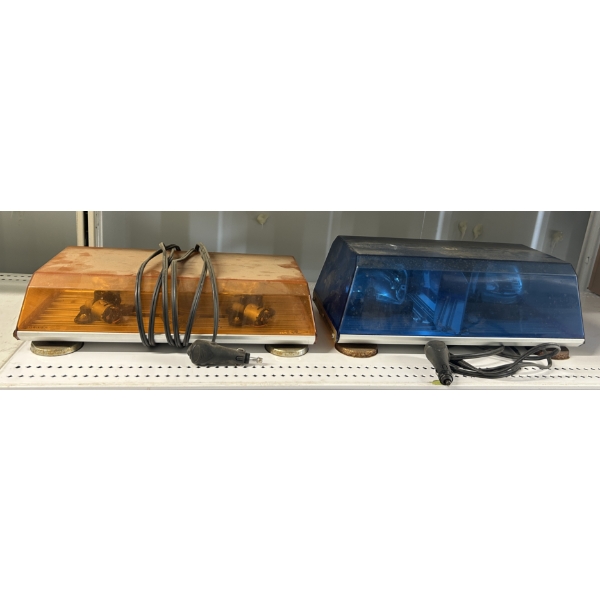 LOT OF 2 BEACON LIGHTS. MAGNETIC ATTACH, 12V POWERED.