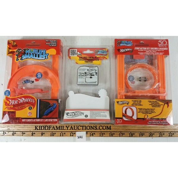 LOT OF 3 - HOTWHEELS WORLD'S SMALLEST '69 TWIN MILL, HOT CURVES & STUNT ACTION SETS