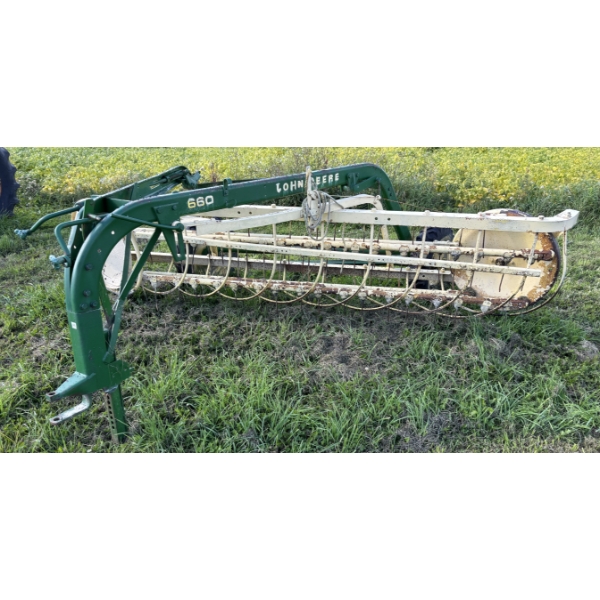 JOHN DEERE HAY RAKE - MODEL 660 - 5 BAR