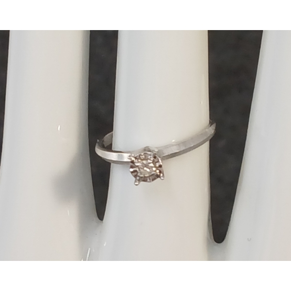 10K WHITE GOLD DIAMOND RING