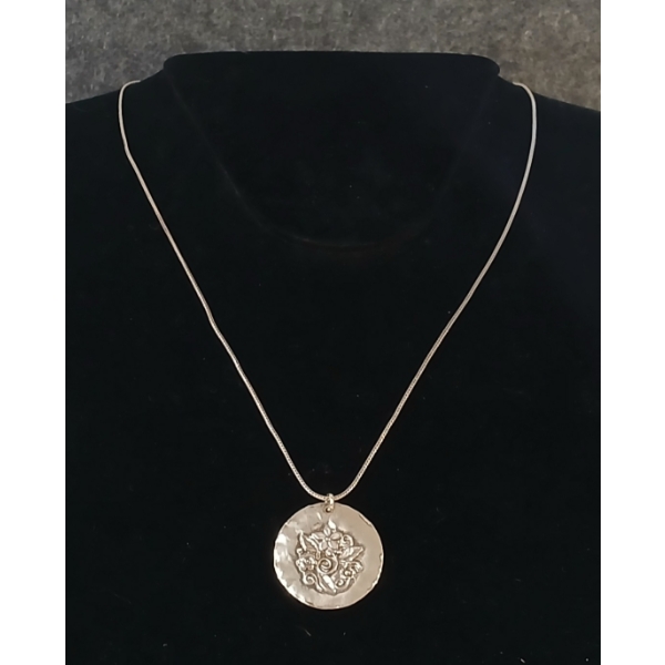 STERLING SILVER NECKLACE W/ FLORAL PENDANT