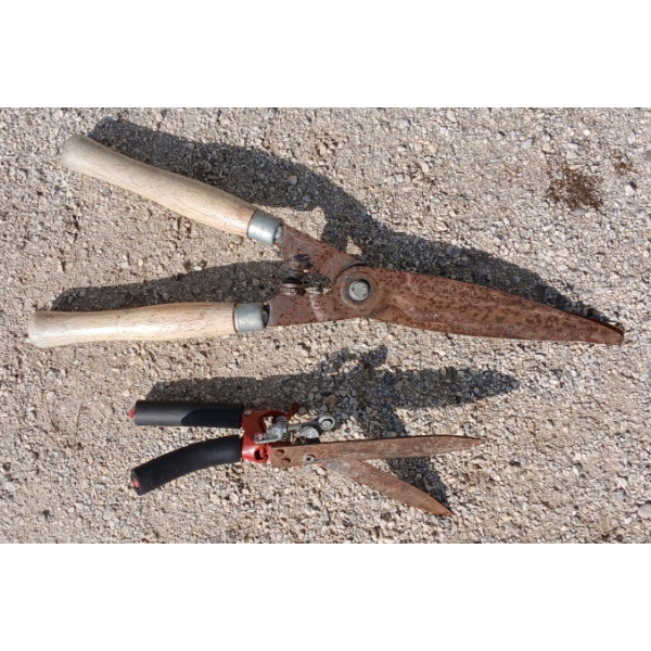 LOT OF 2 - HEDGE TRIMMERS