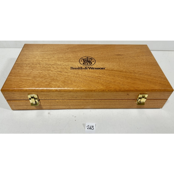 SMITH & WESSON REVOLVER DISPLAY CASE