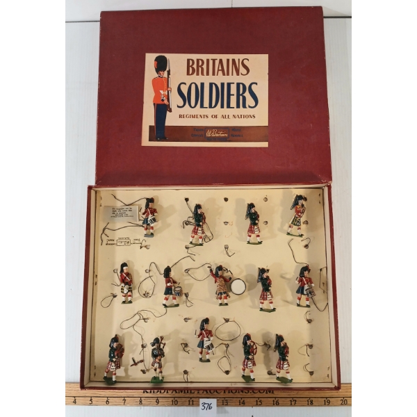 BRITAINS SOLDIERS LEAD FIGURES - NO. 9435 BAND OF HIGHLAND PIPERS