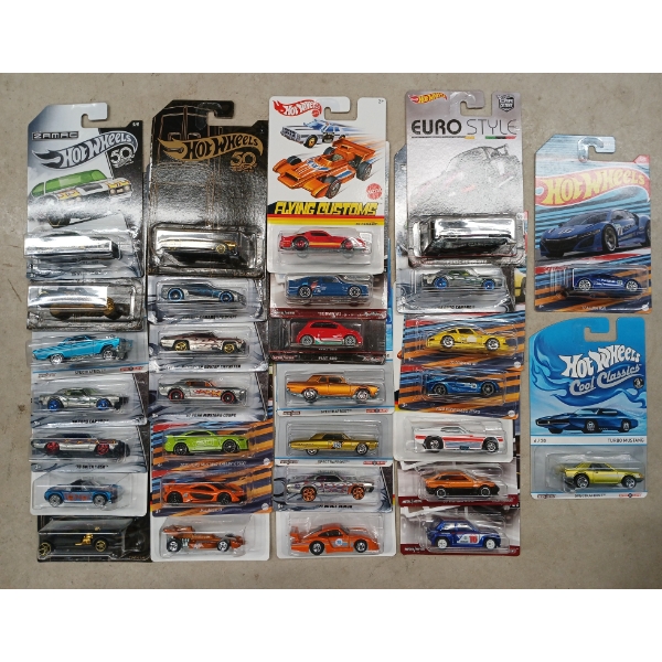 LOT OF 30 - HOTWHEELS / MATCHBOX - '81 CAMARO, PORSCHE 914-6, '68 OLDS 442, ETC