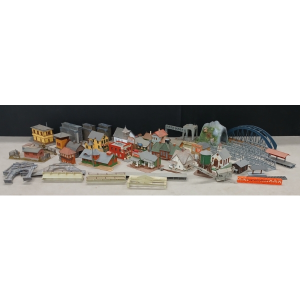 JOB LOT - MODEL TRACKSIDE ACCESSORIES - FORD STATION, WELLS FARGO BANK, ROCK TUNNEL, ETC