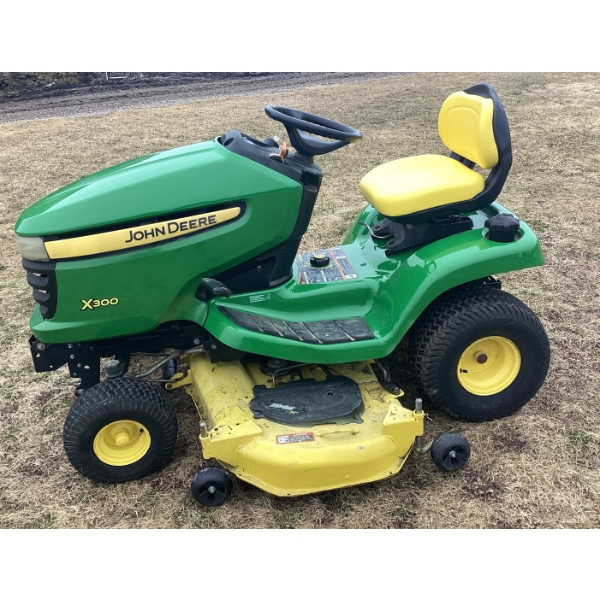 JOHN DEERE X300 LAWN TRACTOR - 462 HRS