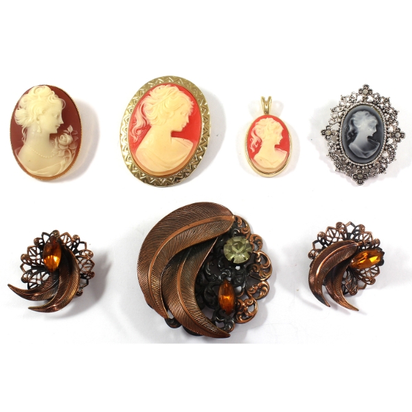 Group Lot of 7x Cameo & Feather Design Brooches, Pins, & Pendants. 7pcs.