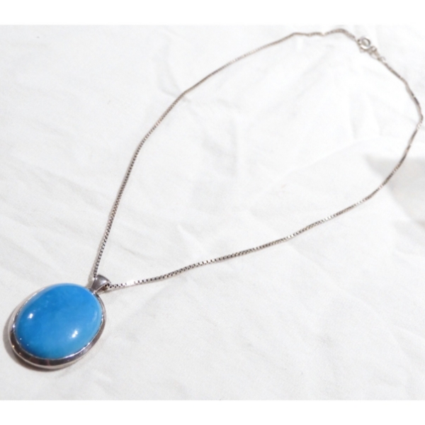 METALSMITHS Sterling Silver Larmar Pendant on 20" Box Chain. 